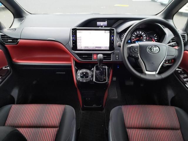 TOYOTA VOXY 2018 Image 31