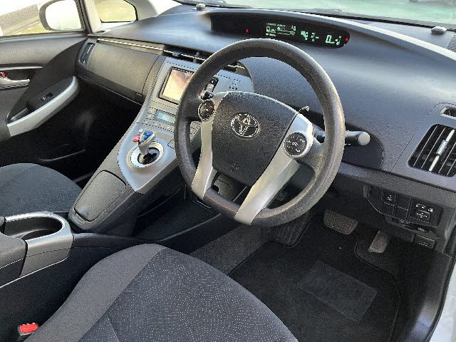 TOYOTA PRIUS 2015 Image 31