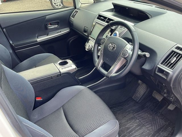 TOYOTA PRIUS ALPHA 2017 Image 31