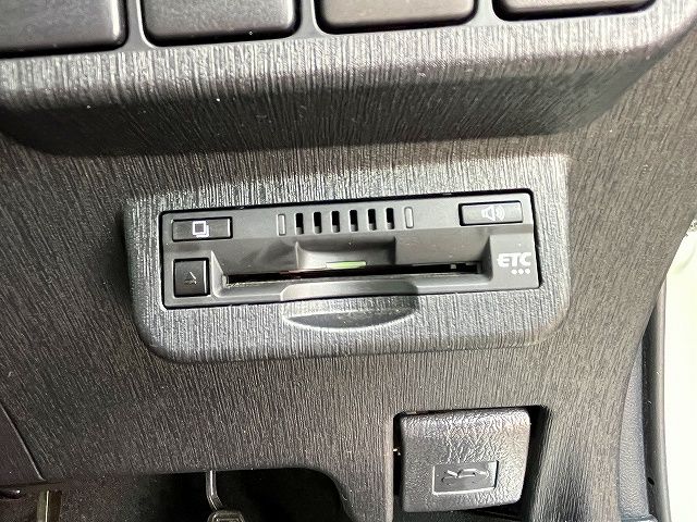 TOYOTA PRIUS ALPHA 2017 Image 31