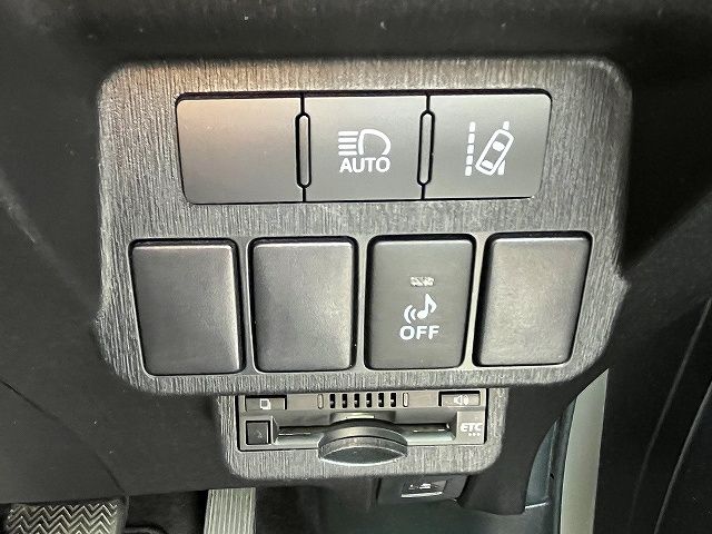 TOYOTA PRIUS ALPHA 2017 Image 31