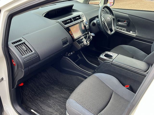 TOYOTA PRIUS ALPHA 2017 Image 31