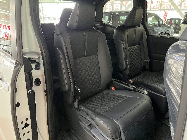 TOYOTA VOXY HYBRID 2026 Image 31