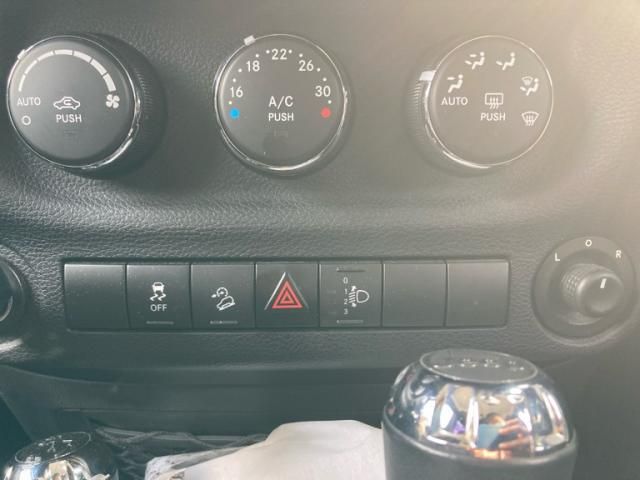 JEEP WRANGLER UNLIMI 2013 Image 31