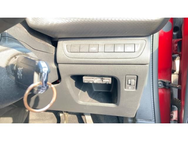 PEUGEOT 208 2015 Image 31