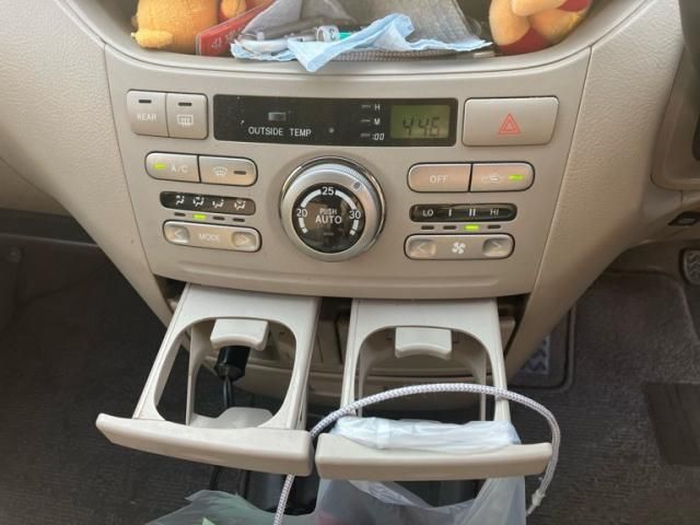 TOYOTA NOAH 2006 Image 31