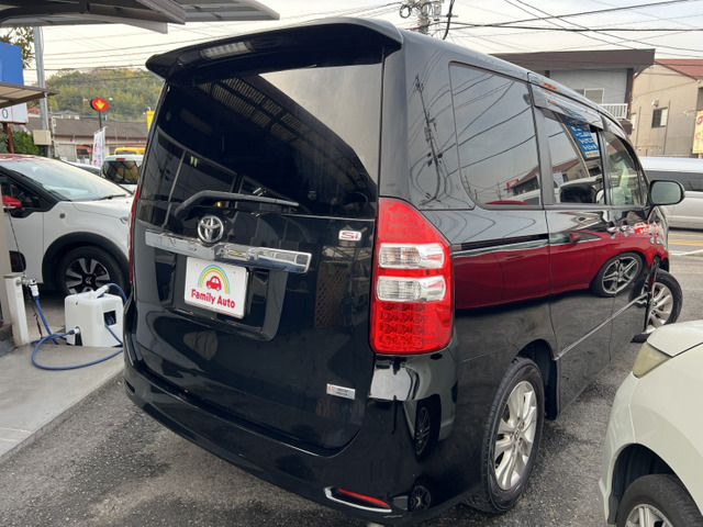 TOYOTA NOAH 2011 Image 31