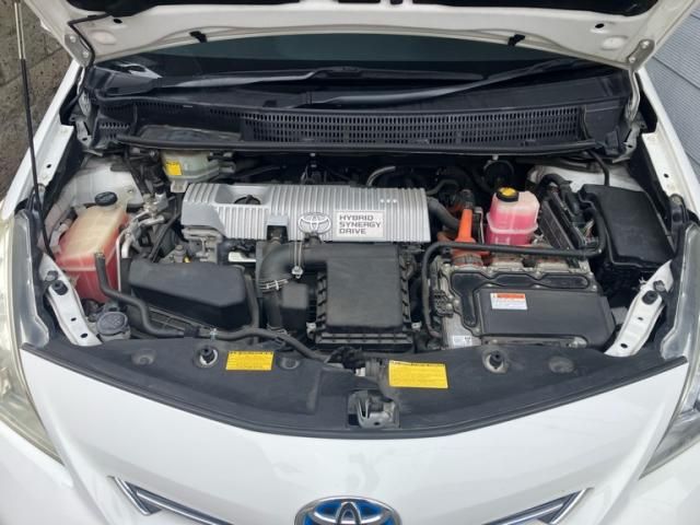 TOYOTA PRIUS ALPHA 2013 Image 31