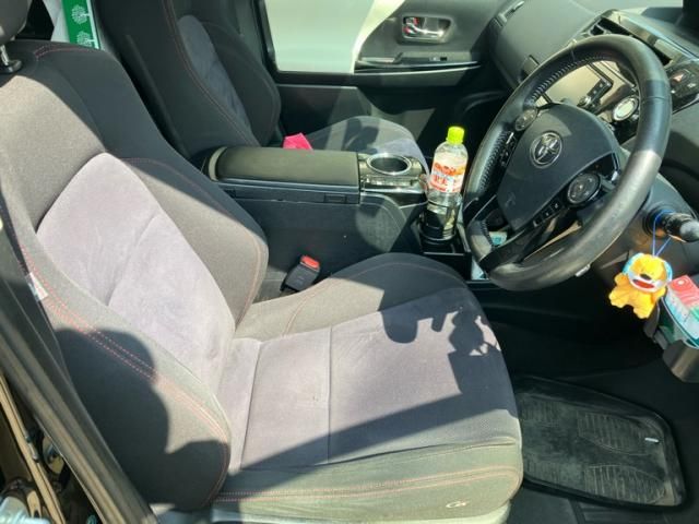 TOYOTA PRIUS ALPHA 2017 Image 31