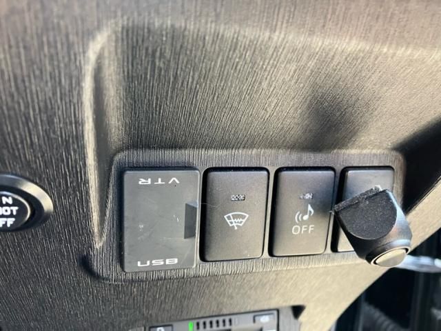 TOYOTA PRIUS ALPHA 2017 Image 31