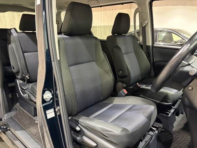 TOYOTA VOXY 2015 Image 31