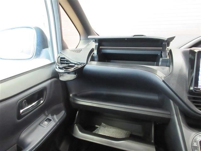 TOYOTA VOXY 2015 Image 31