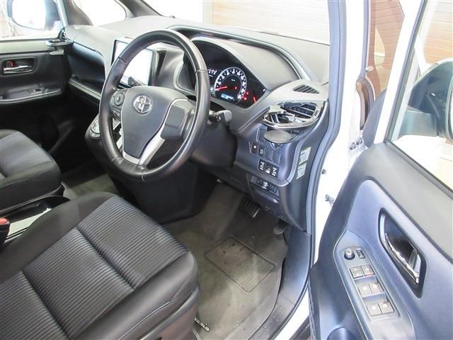 TOYOTA VOXY 2015 Image 31