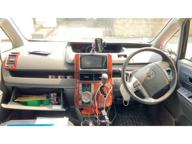 TOYOTA VOXY 2008 Image 31