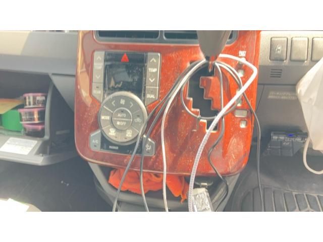 TOYOTA VOXY 2008 Image 31