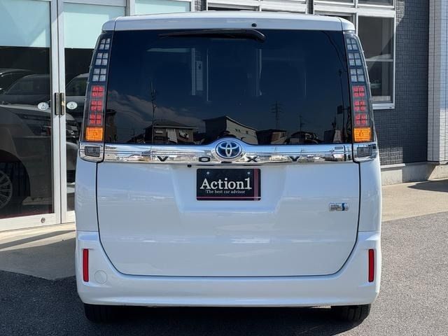 TOYOTA VOXY HYBRID 2017 Image 31