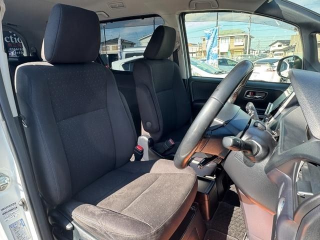 TOYOTA VOXY HYBRID 2017 Image 31