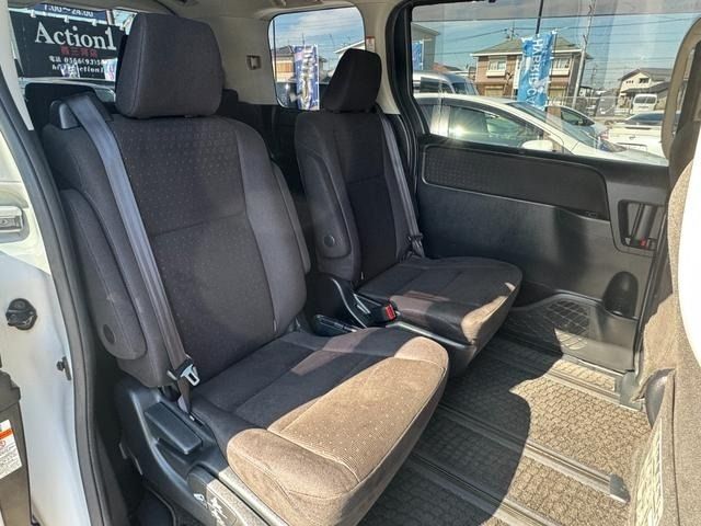 TOYOTA VOXY HYBRID 2017 Image 31