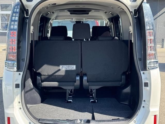 TOYOTA VOXY HYBRID 2017 Image 31