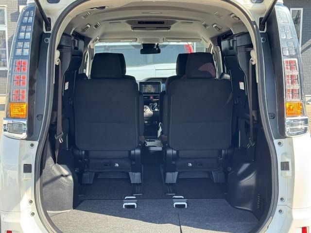 TOYOTA VOXY HYBRID 2017 Image 31