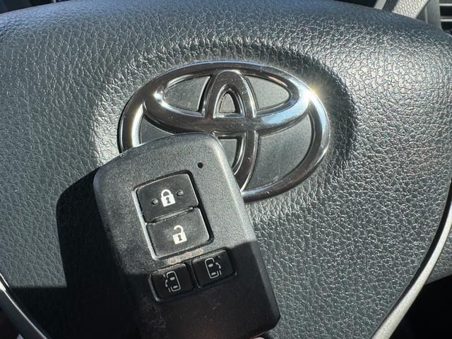 TOYOTA VOXY HYBRID 2017 Image 31