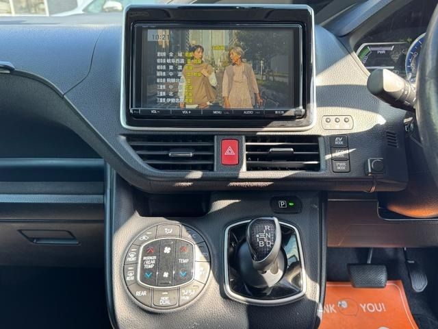 TOYOTA VOXY HYBRID 2017 Image 31