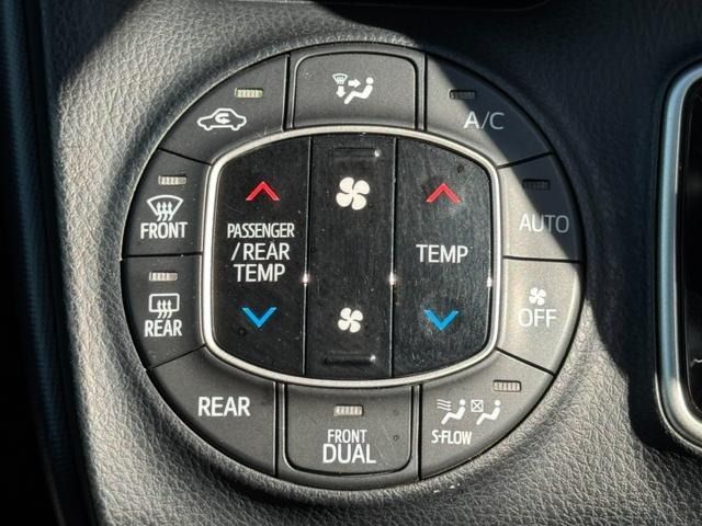 TOYOTA VOXY HYBRID 2017 Image 31