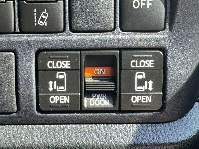 TOYOTA VOXY HYBRID 2017 Image 31