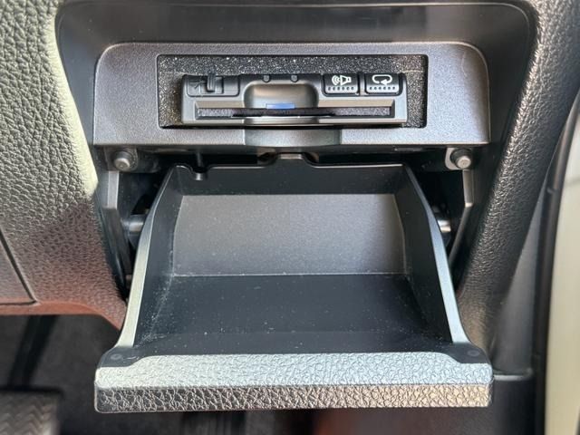 TOYOTA VOXY HYBRID 2017 Image 31