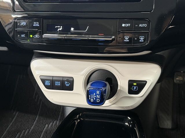 TOYOTA PRIUS 2017 Image 31