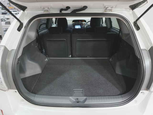 TOYOTA PRIUS ALPHA 2013 Image 31