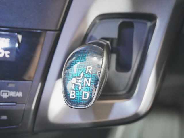 TOYOTA PRIUS ALPHA 2013 Image 31