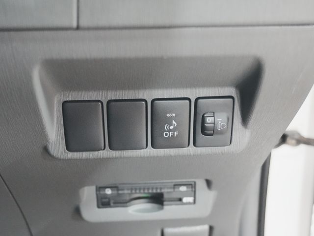 TOYOTA PRIUS ALPHA 2013 Image 31