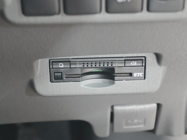 TOYOTA PRIUS ALPHA 2013 Image 31