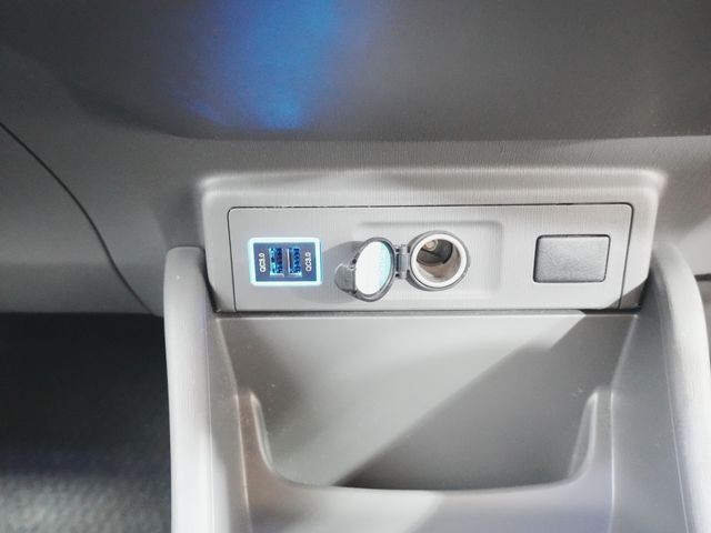 TOYOTA PRIUS ALPHA 2013 Image 31