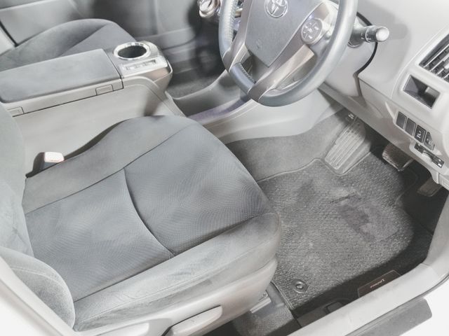 TOYOTA PRIUS ALPHA 2013 Image 31