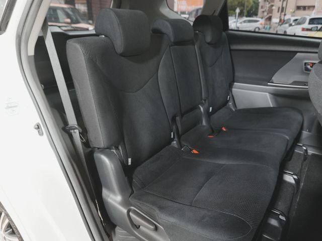 TOYOTA PRIUS ALPHA 2013 Image 31