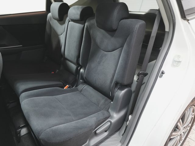 TOYOTA PRIUS ALPHA 2013 Image 31