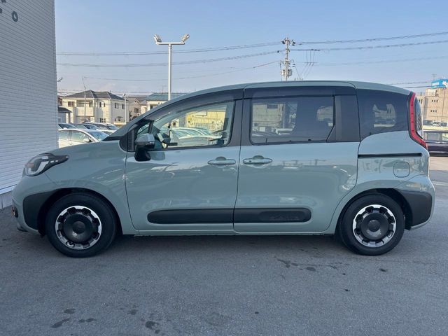 TOYOTA SIENTA HYBRID 2024 Image 31