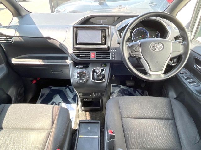 TOYOTA VOXY HYBRID 2015 Image 31