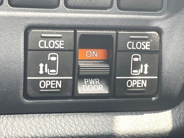 TOYOTA VOXY HYBRID 2015 Image 31