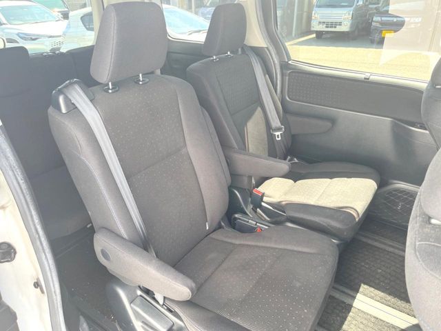 TOYOTA VOXY HYBRID 2015 Image 31