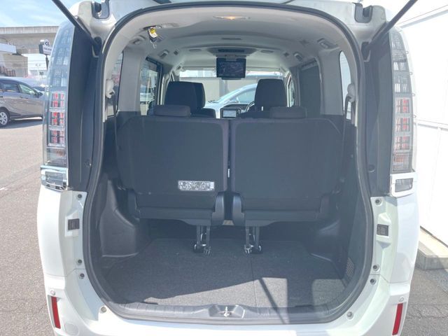 TOYOTA VOXY HYBRID 2015 Image 31