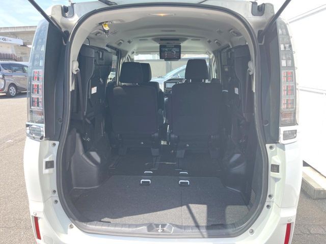 TOYOTA VOXY HYBRID 2015 Image 31