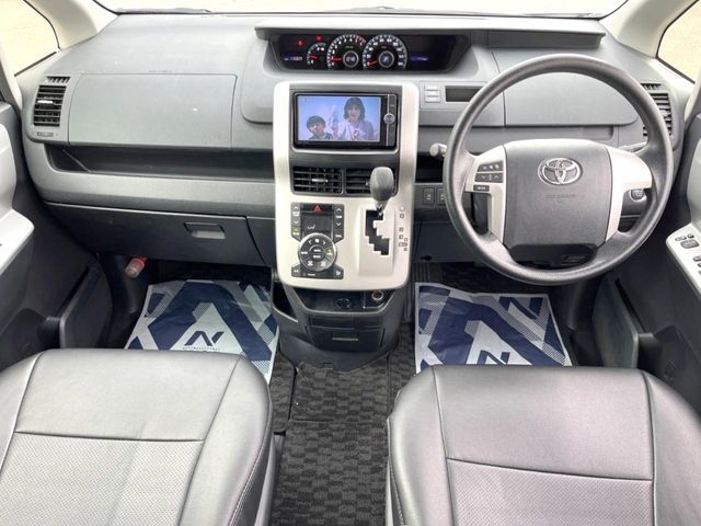 TOYOTA NOAH 2013 Image 31