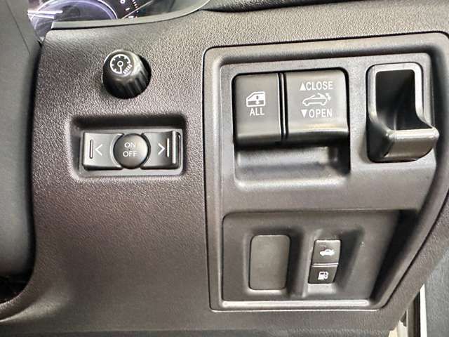 TOYOTA LEXUS IS350C 2010 Image 31