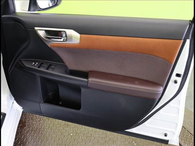 TOYOTA LEXUS CT200H 2018 Image 31