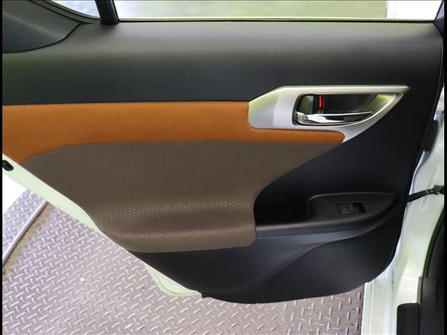 TOYOTA LEXUS CT200H 2018 Image 31