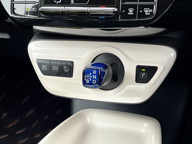 TOYOTA PRIUS 2017 Image 31