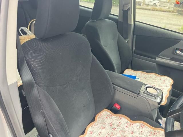 TOYOTA PRIUS ALPHA 2013 Image 31